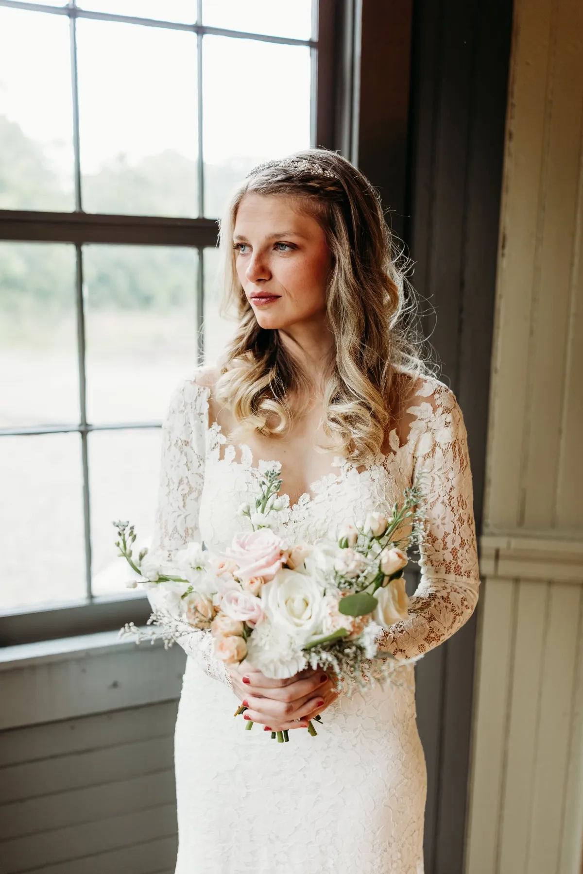 Blushing Bride garden-style arrangement